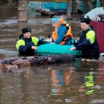 В Городке вышедшая из берегов река затопила дом, хозяйку пришлось эвакуировать на лодке