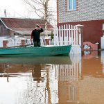 Двина начала затапливать подворья в Верхнедвиске, приходится отселять людей