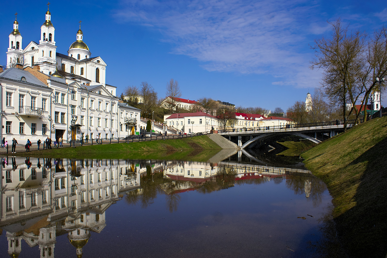 Двина запотила в Витебске набережную, пешеходный мост и скульптуру в устье Витьбы. Фото Сергея Серебро