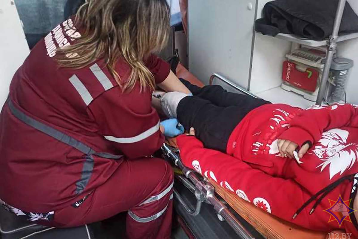 В Орше ребенок застрял ногой в решетке, потребовалась помощь спасателей. Фото МЧС
