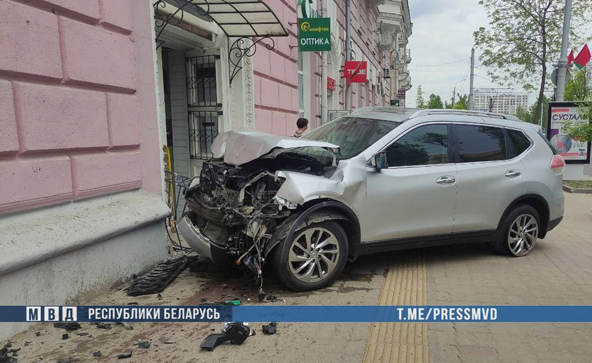 Летела под сотню по Кировскому мосту — в Витебске завершился суд над водителем, едва не въехавшей в антикварный магазин