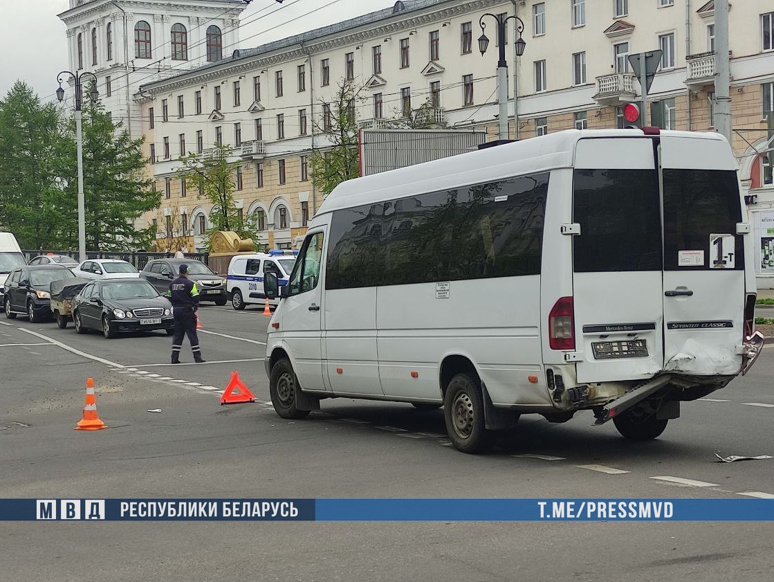 В Витебске после столкновения с маршруткой джип едва не влетел в антикварный магазин. Фото ГАИ