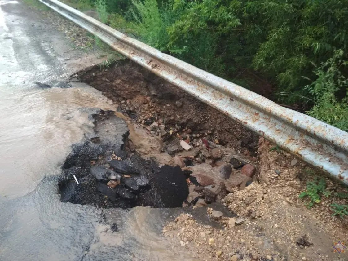 В Полоцке за два часа выпало больше половины месячной нормы осадков, в  результате размыло улицу | Народные новости Витебска