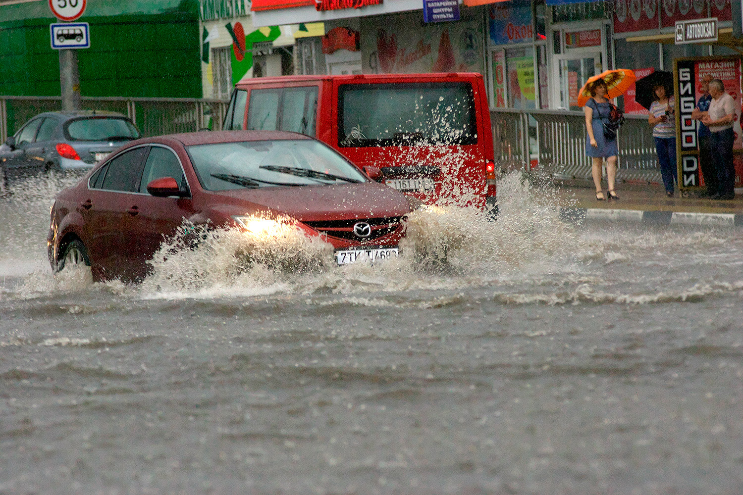 После сильной жары на Витебск обрушился тропический шторм, в городе сразу выпало 43% от месячной нормы осадков. Фото Сергея Серебро
