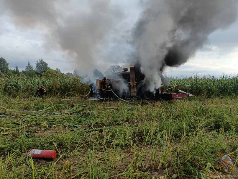 Уже три комбайна сгорели во время уборочной в Витебской области.  Фото МЧС