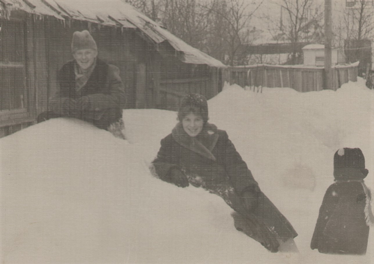 Владимир Боков с женой и дочкой возле дома, в котором вырос. 1962 год. Фото: архив Владимира Бокова