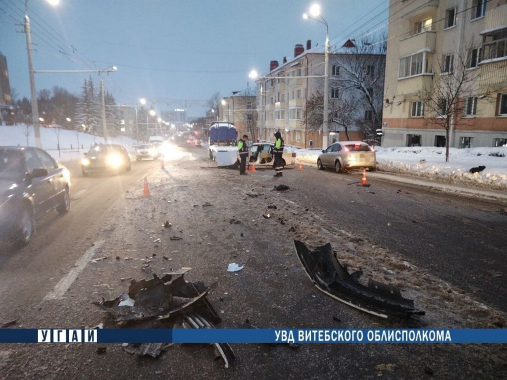 В центре Витебска такси вылетело на встречку и врезалось в другую машину |  Народные новости Витебска