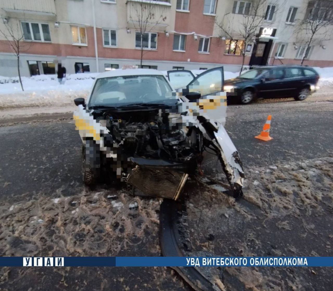 В центре Витебска такси вылетело на встречку и врезалось в другую машину |  Народные новости Витебска