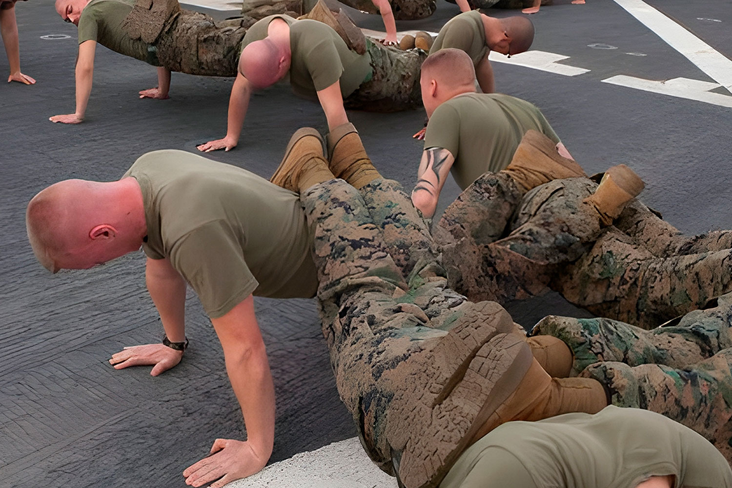 Солдаты отжимаются. Фото КМП США