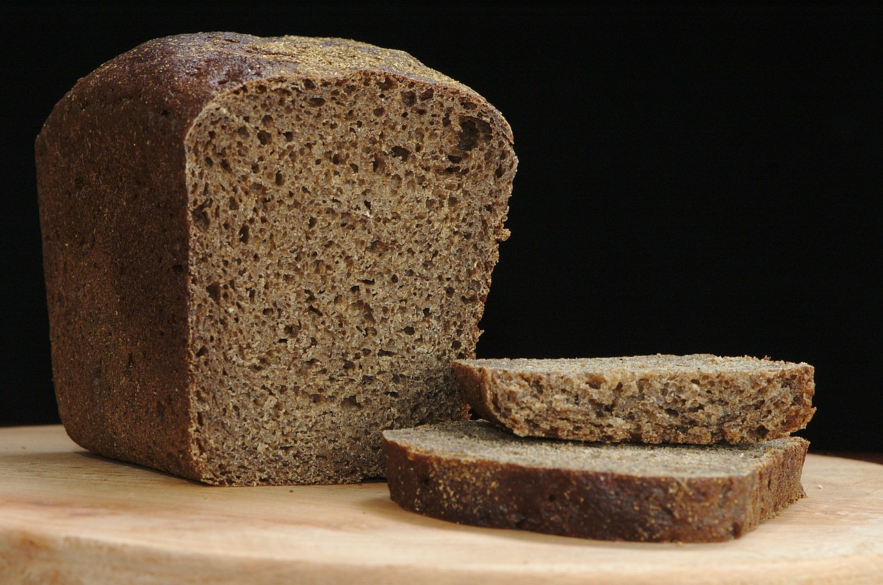 Буханка черного хлеба. Фото pixabay.com
