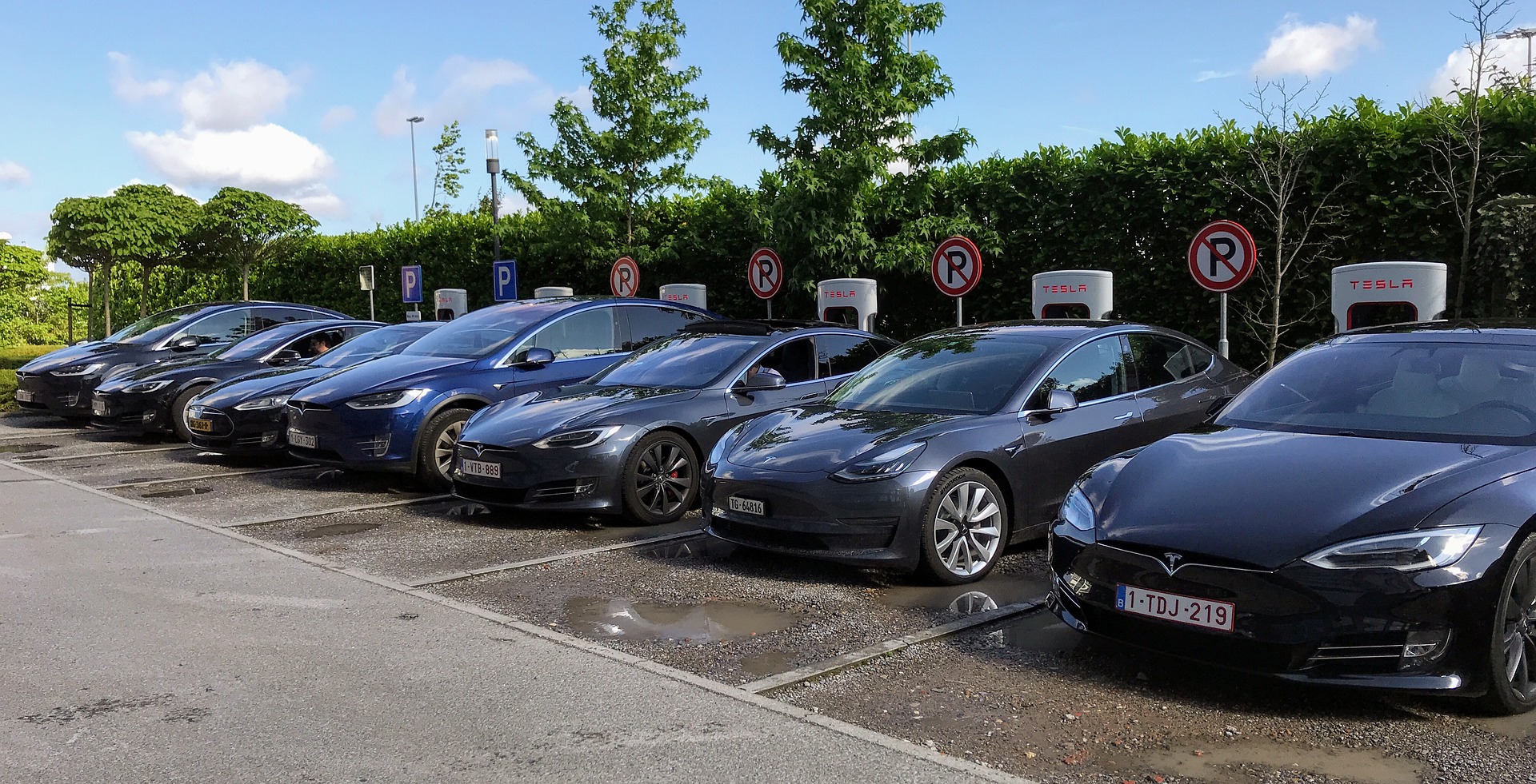 Элетромобили «Tesla» у зарядных станций. Фото pixabay.com