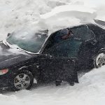 В Витебске снег, упавший с крыши больницы, повредил легковушку. Сколько удалось отсудить компенсации?