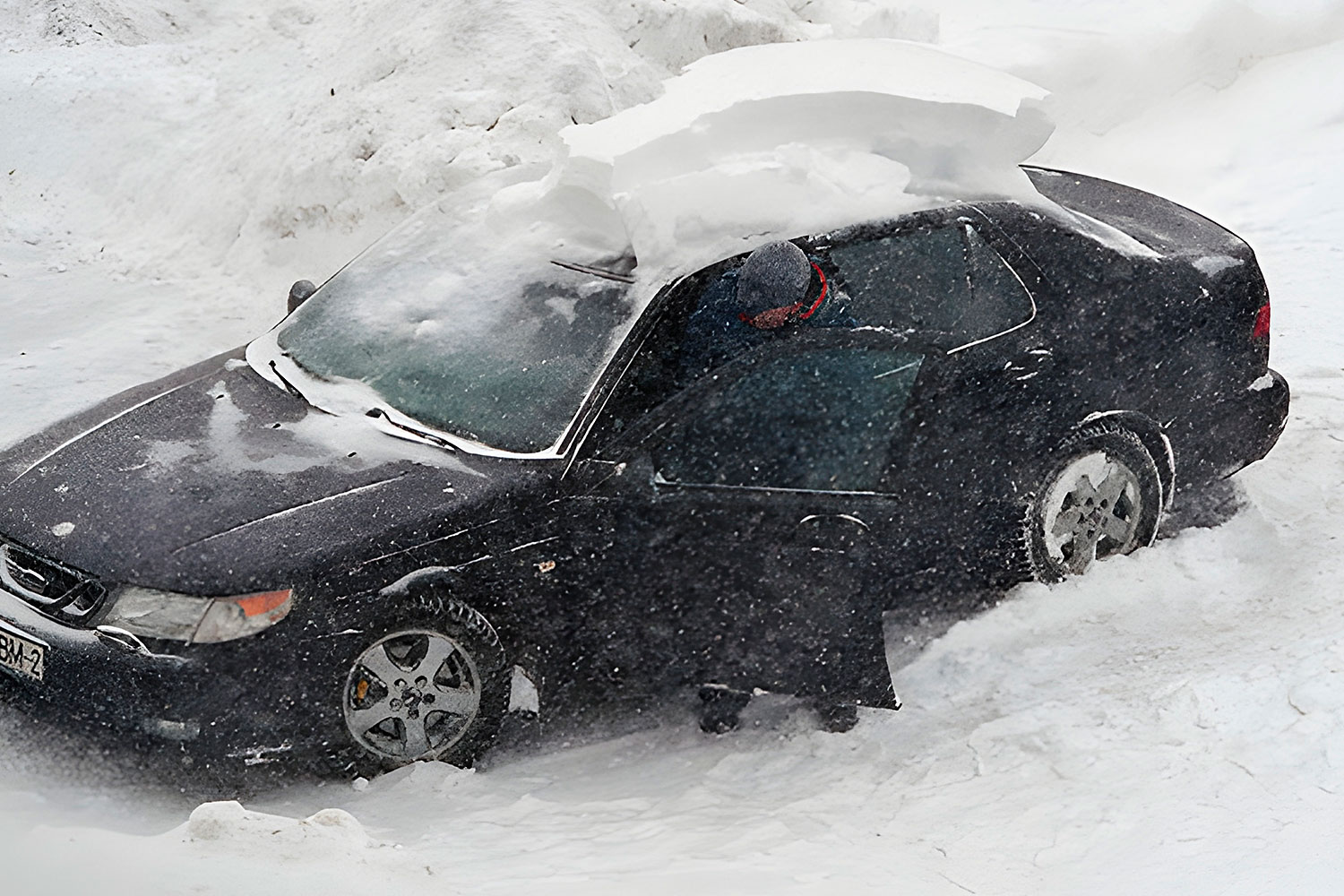 Автомобиль, засыпанный снегом. Фото Сергея Серебро