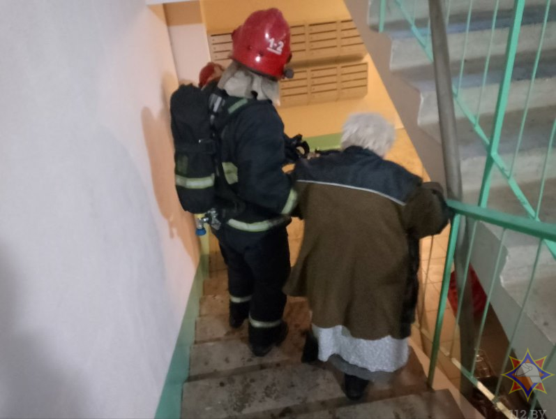 20 детей вывели из горящей десятиэтажки пожарные в Витебске. Фото МЧС