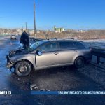 В Витебске легковушка снесла фонарный столб. Водитель в больнице