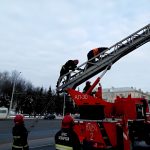 В Витебске электромонтажник «завис» на высоте из-за поломки подъемника