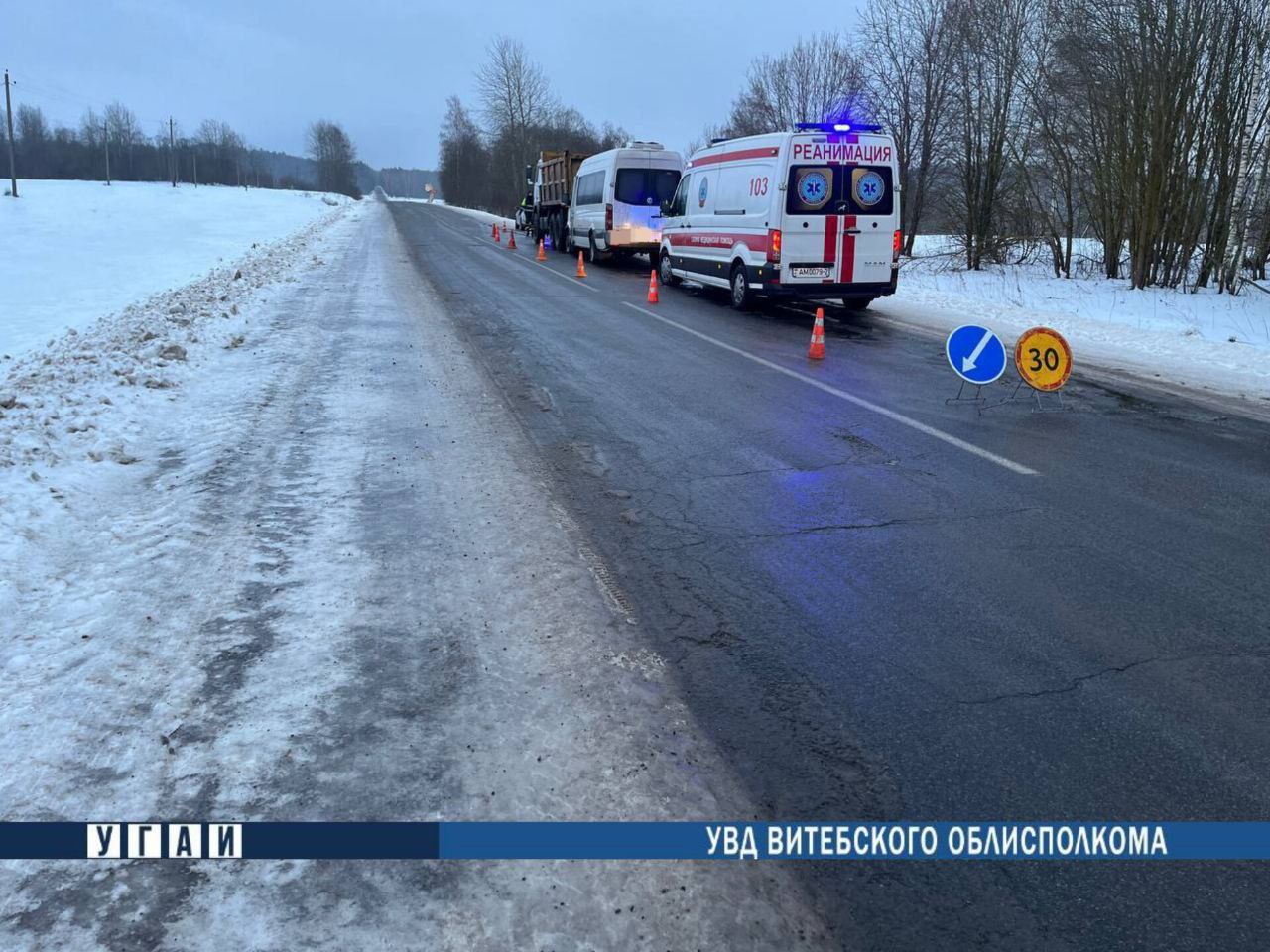 Микроавтобус врезался в самосвал под Витебском, пострадали 7 человек.  Фото ГАИ