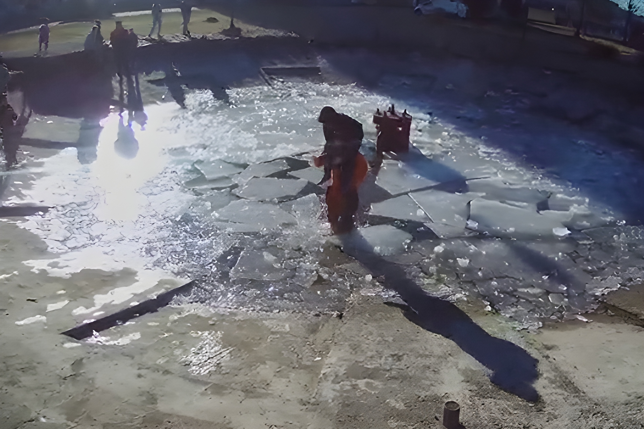Школьники провалились в замерший фонтан в Новполоцке. Видео
