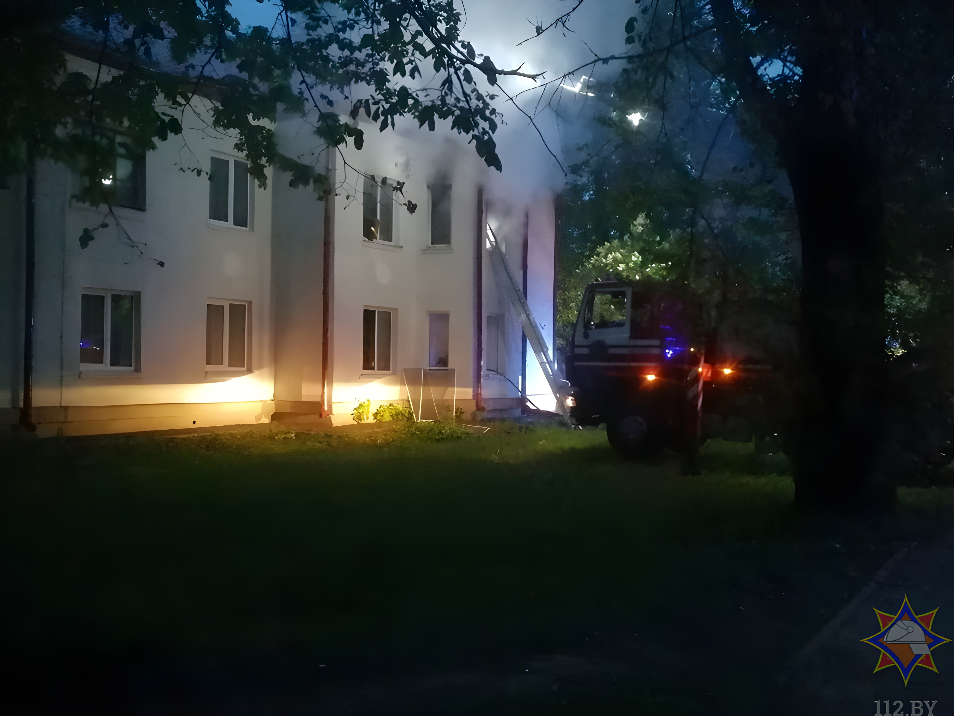 В Витебске горела двухэтажка, погиб один человек. Фото МЧС