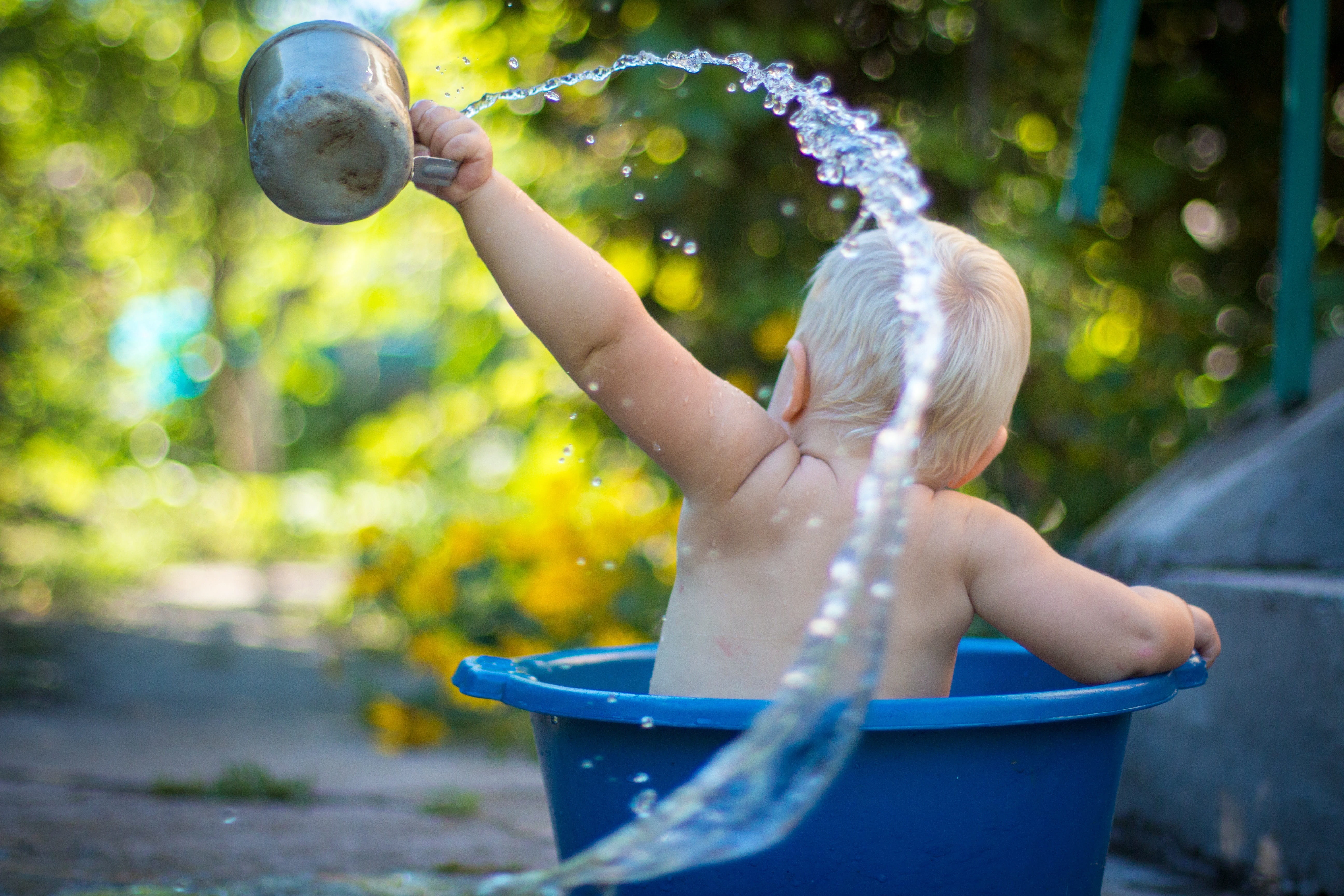 Ребенок, тазик, отключение горячей воды, купание. Фото pickpik.com