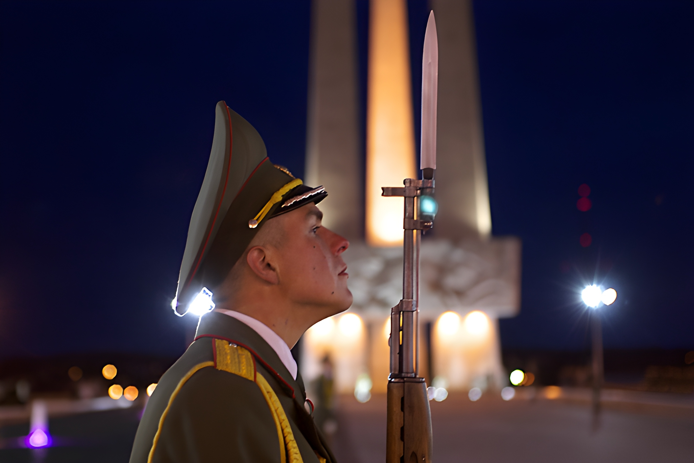 Почетный караул у монумента на площади Победы в Витебске. Фото Сергея Серебро