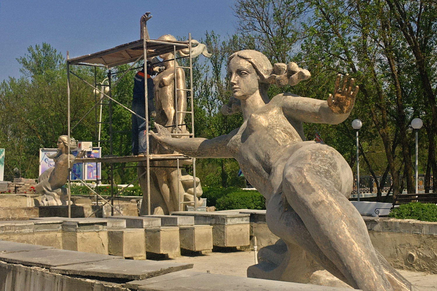 В Витебске делают пилинг девушкам из городского фонтана. Фото Сергея Серебро
