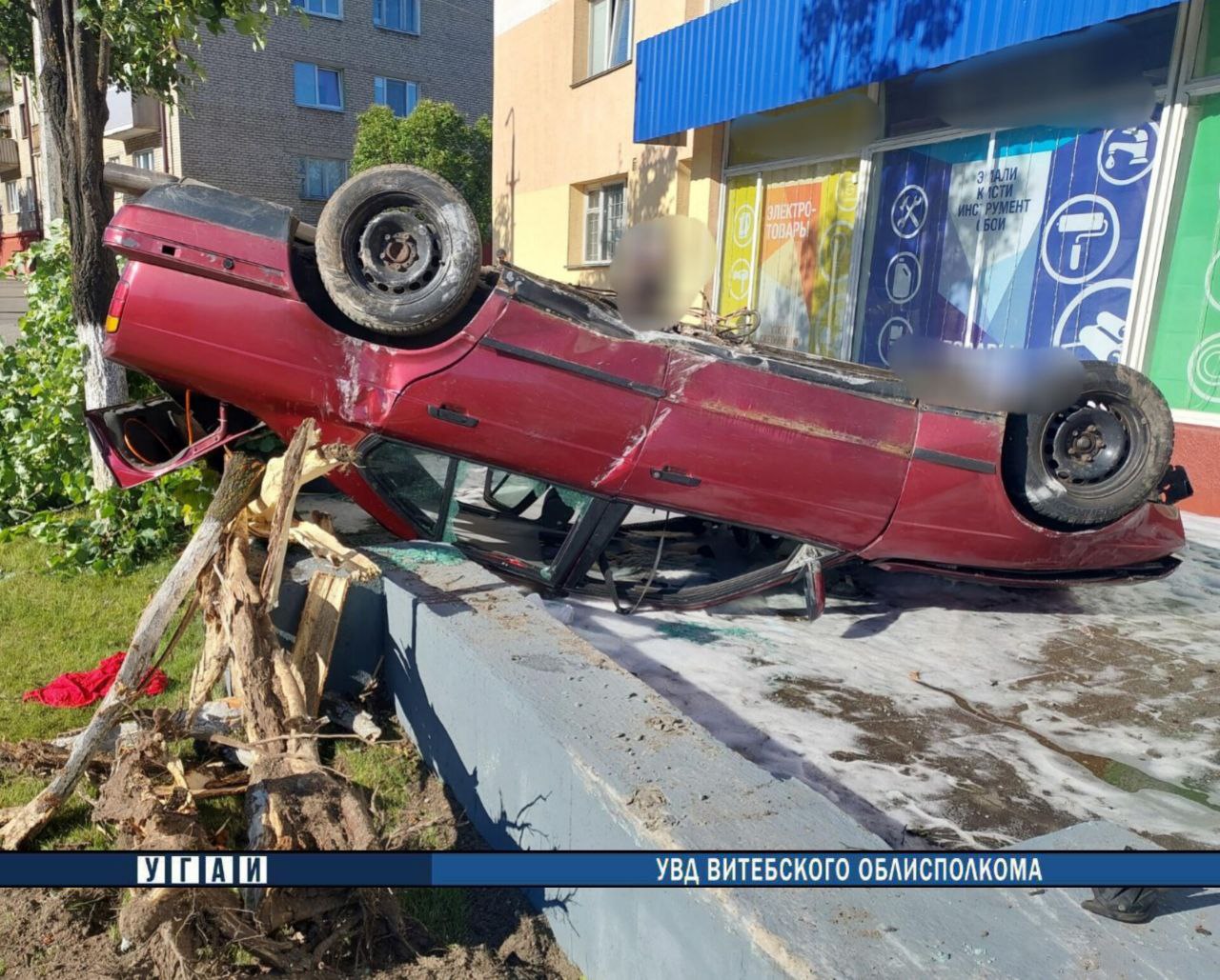 «BMW» едва не влетела в магазин в Витебске. Видео