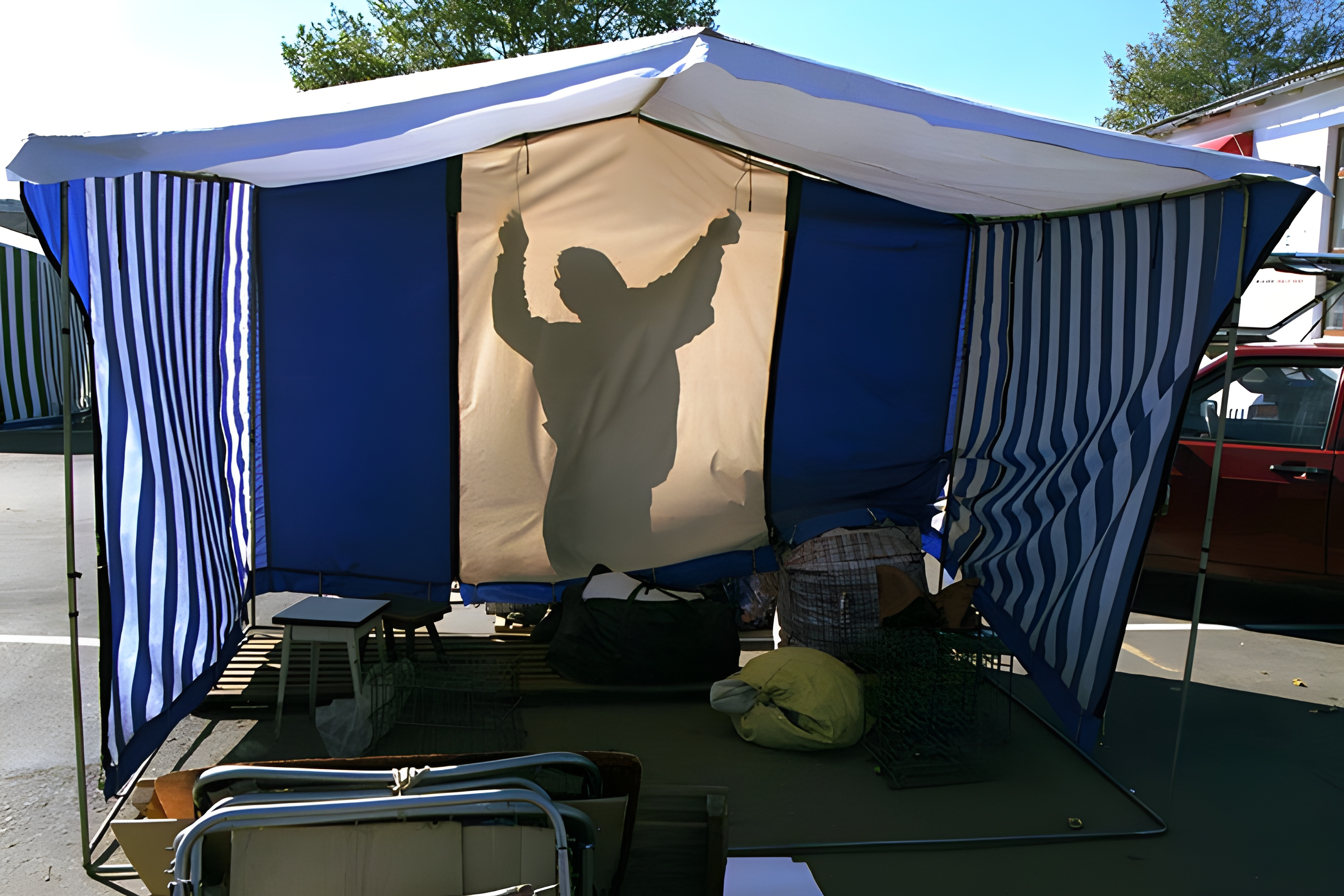 Торговая палатка и тень предпринимателя на рынке. Фото bymedia.net