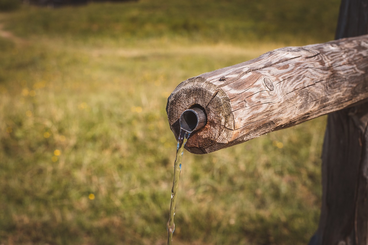 Вода течет из трубы. Иллюстративное фото pixabay.com