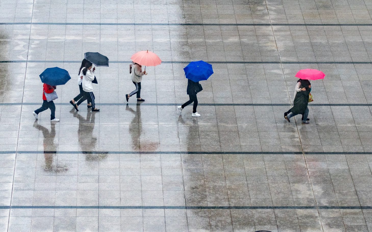 Идет дождь, люди с зонтиками. Фото pixabay.com