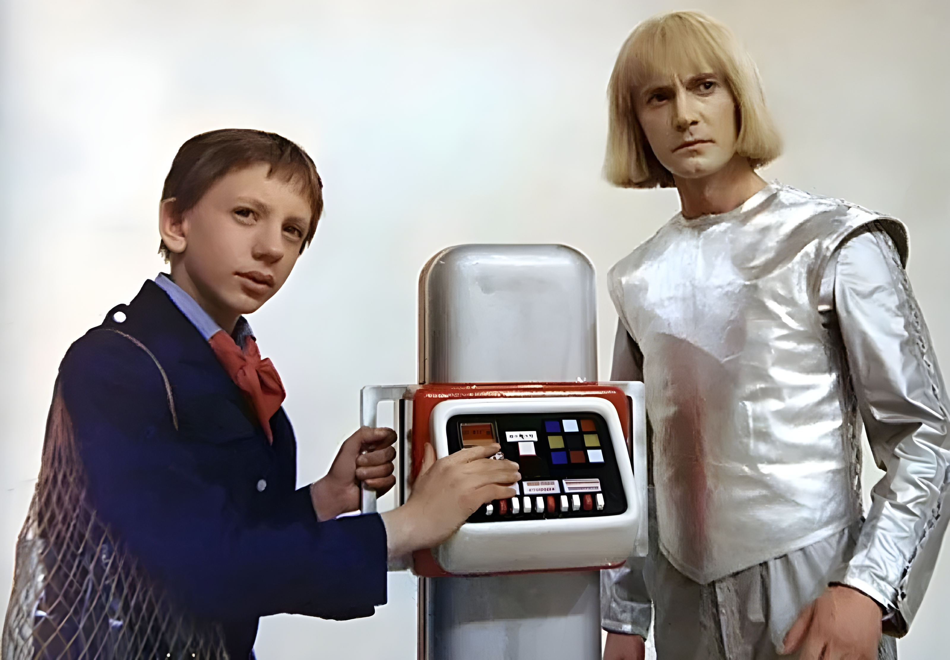 Коля Герасимов и робот Вертер рядом с машиной времени. Кадр из фильма «Гостья из будущего»
