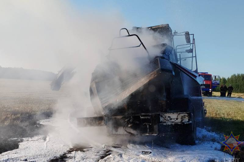 Еще один комбайн сгорел в Витебской области. Фото МЧС