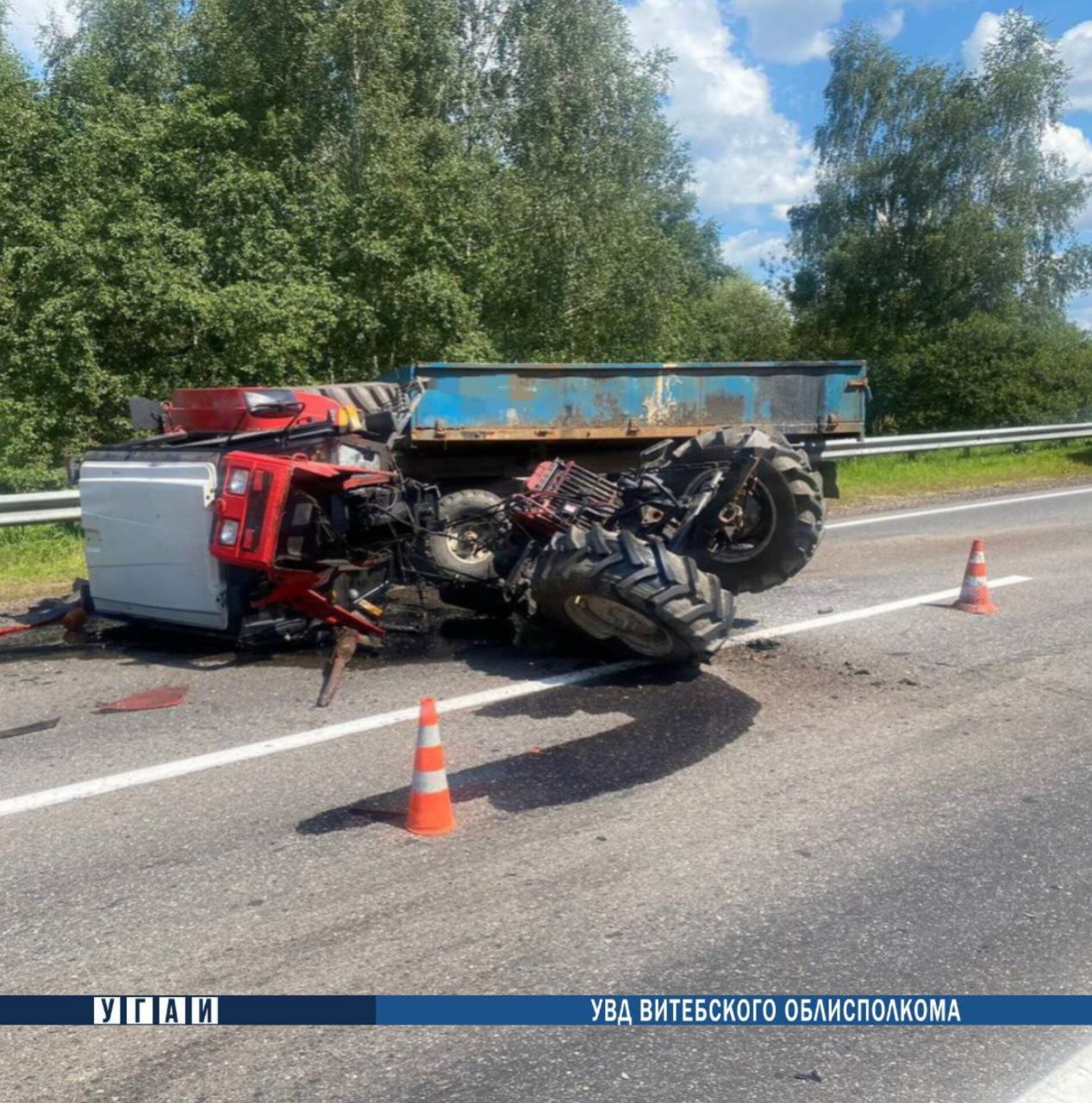 Трактор просто развалился — в Полоцком районе «Беларус» столкнулся с «Renault Logan». Фото ГАИ