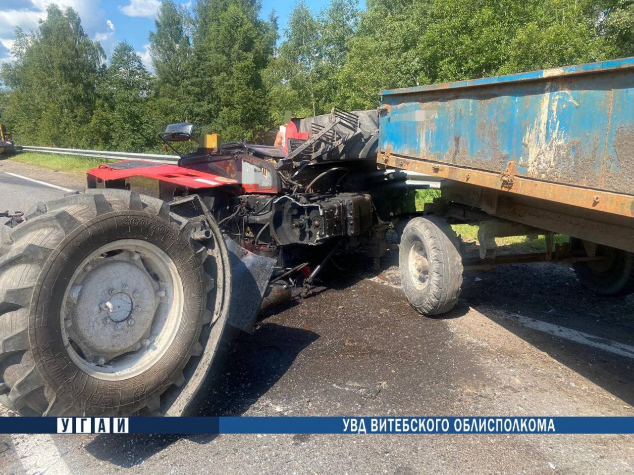 Трактор просто развалился — в Полоцком районе «Беларус» столкнулся с «Renault Logan». Фото ГАИ