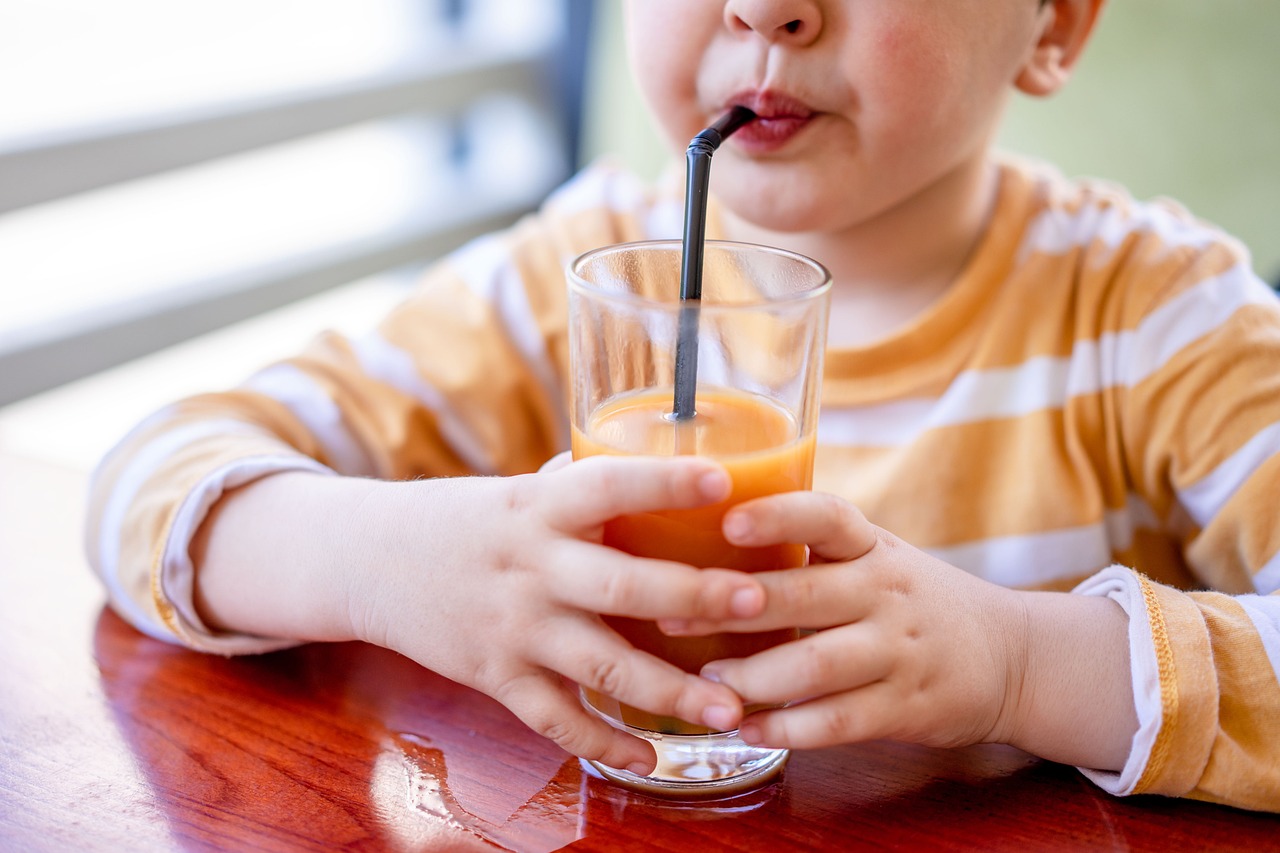 Ребенок пьет сок. Фото pixabay.com