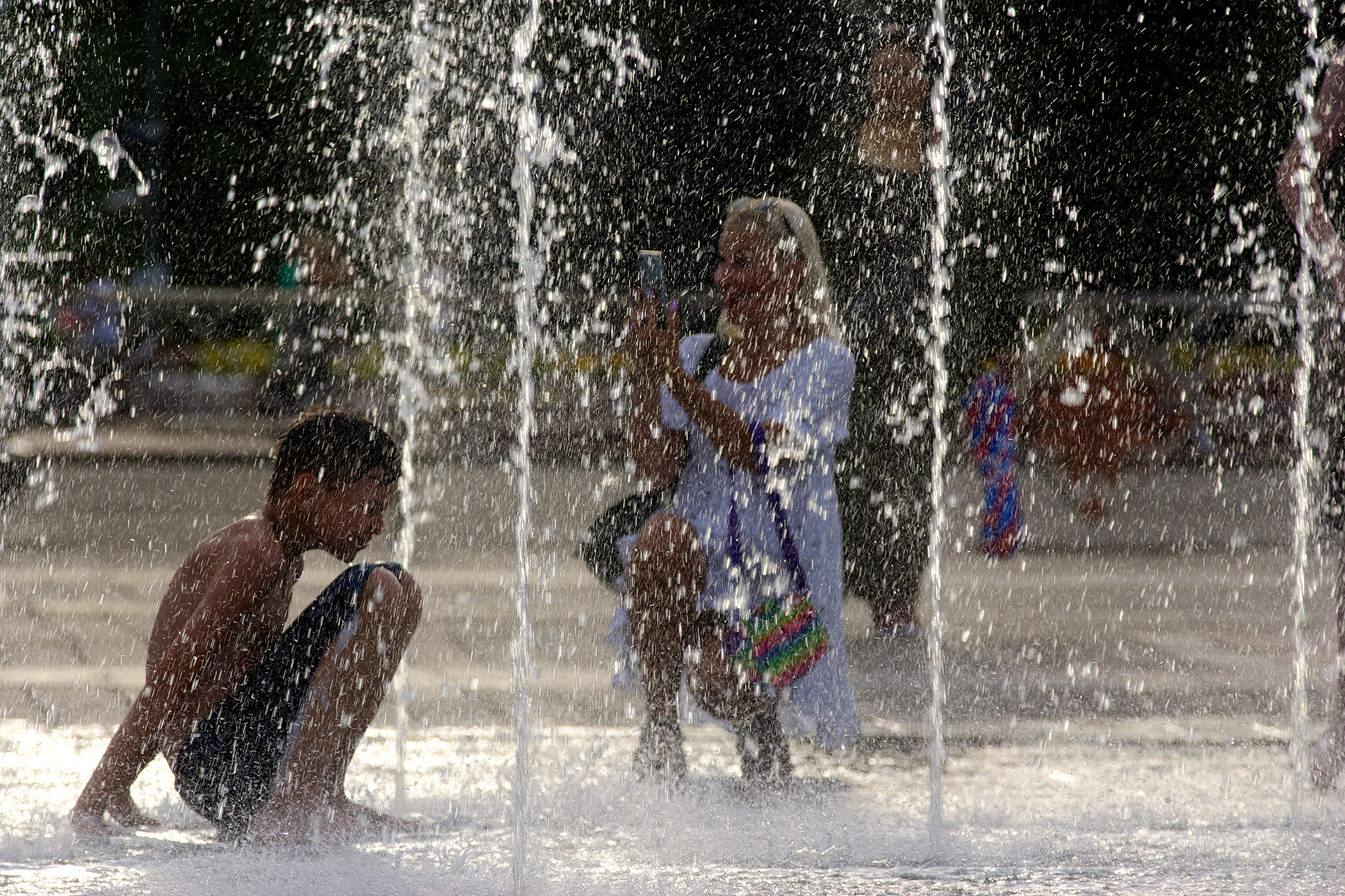 Жара, дети купаются в фонтанах на площади Победы в Витебске. Фото Сергея Серебро