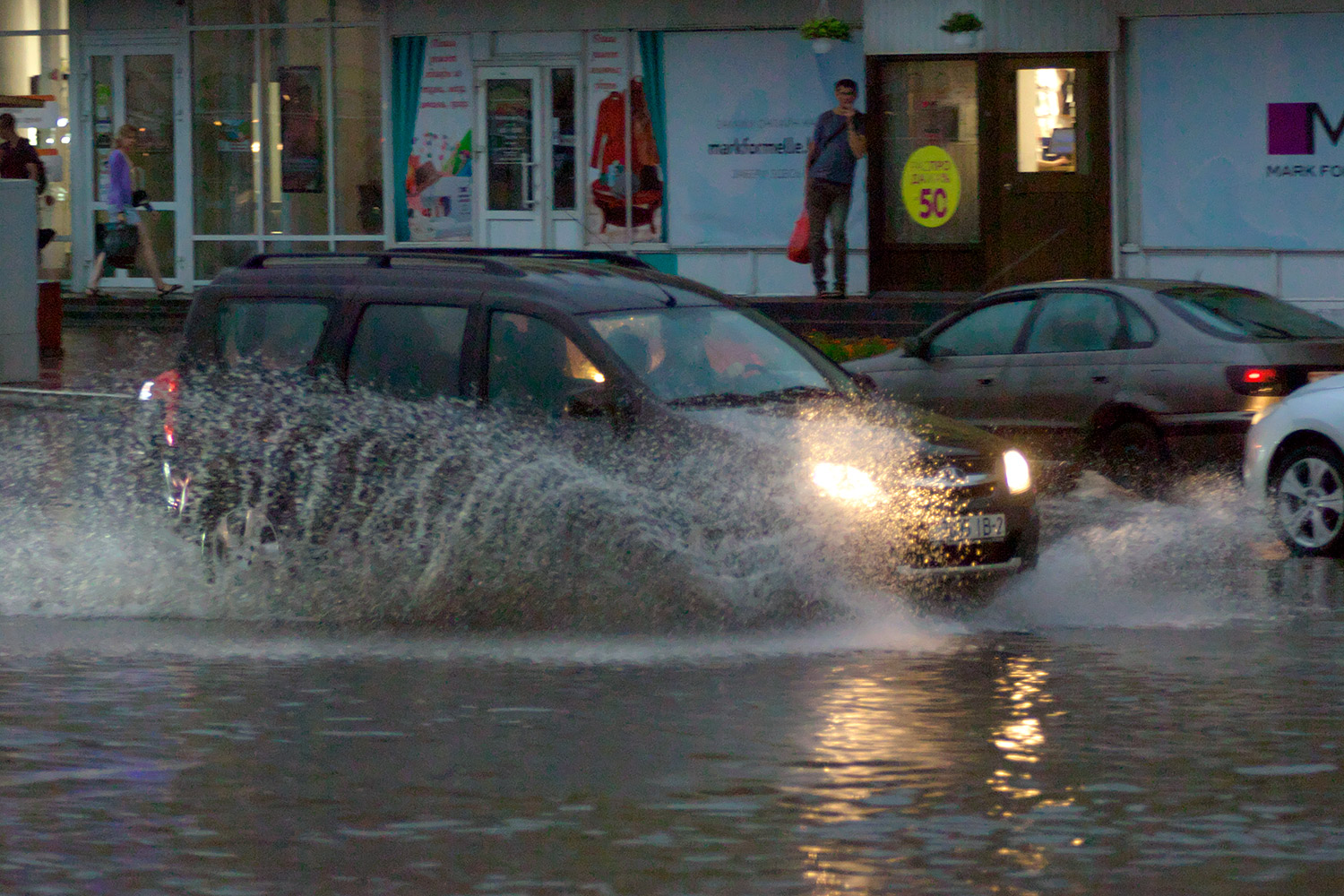 Тропический ливень вызвал потоп в Витебске. Фото Сергея Серебро
