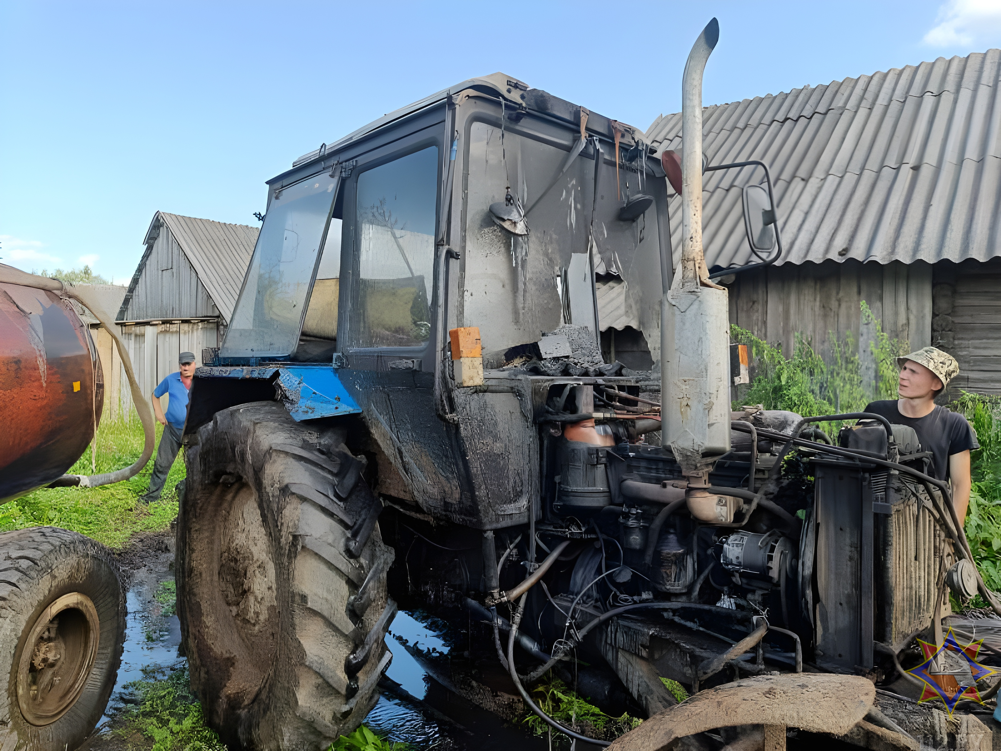 В Глубокском районе сгорел колхозный трактор. Фото МЧС