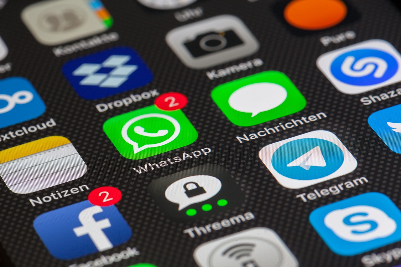 Экран смартфона с иконками Facebook, WhatsApp, Telegram. Фото pixabay.com