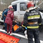 В Лепельском районе микроавтобус врезался в стоящий грузовик, и тот наехал на дорожника