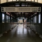 Крышу на пешеходном мосту у витебского вокзала уже начали накрывать